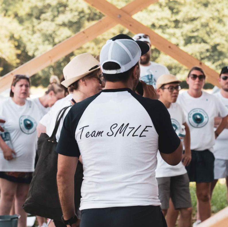 Animateur qui parle au micro